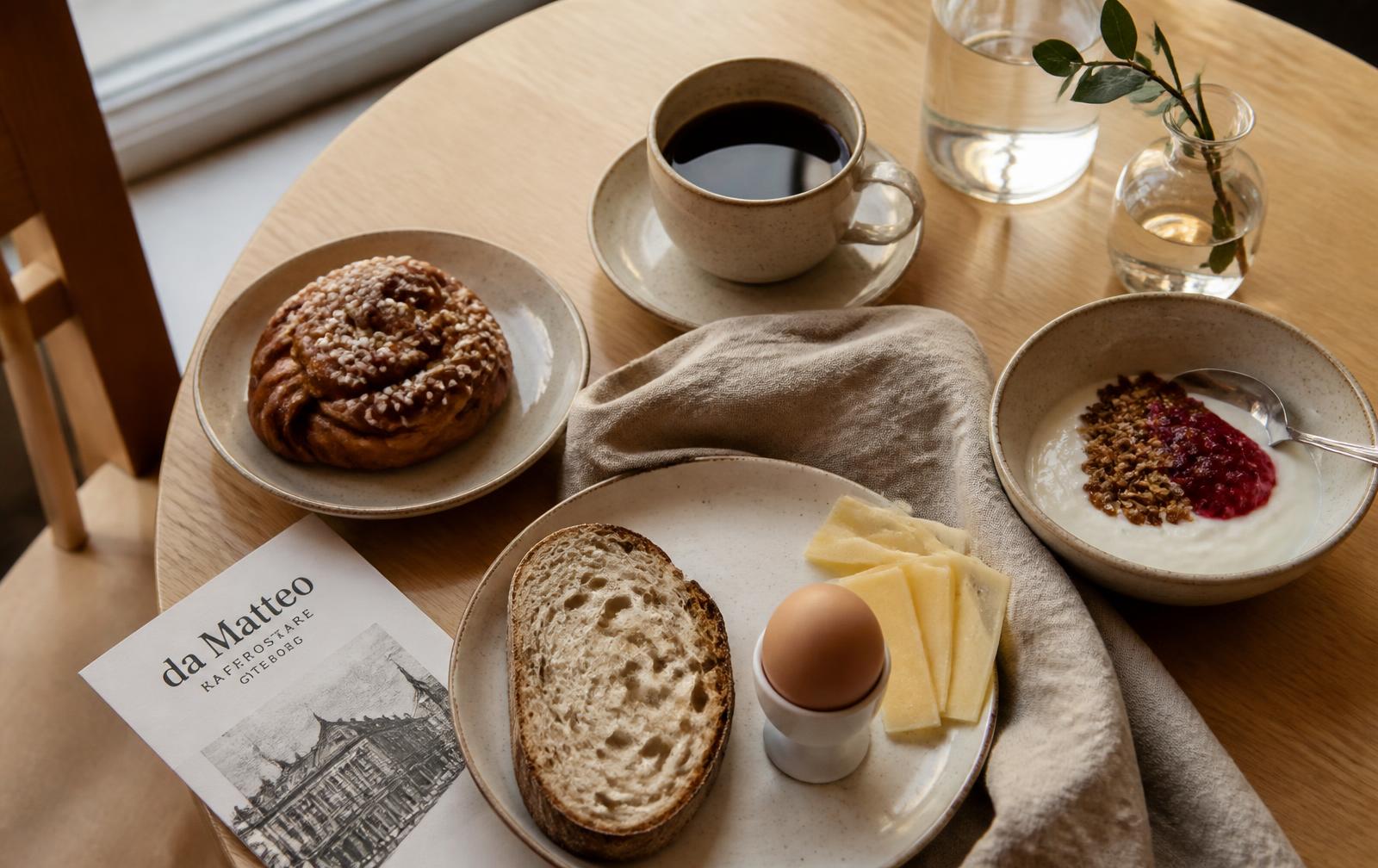 Frukostbord i Göteborg med kaffe, surdegsbröd, ägg och kanelbulle
